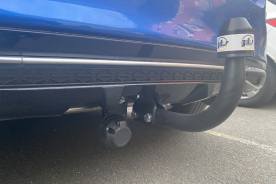 Kia Cee'd} Avec La rotule d’attelage démontable avec outils