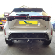 Toyota Yaris Cross} Avec La rotule d’attelage démontable avec outils