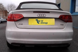 Audi A3 Cabriolet} Avec La rotule d’attelage démontable sans outil