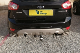 Ford Kuga Avec La rotule d’attelage démontable avec outils