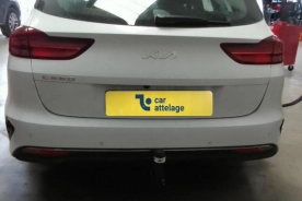 Kia Cee'd SW (break)} Avec La rotule d’attelage démontable sans outil