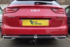 Kia Cee'd SW (break)} Avec La rotule d’attelage démontable avec outils