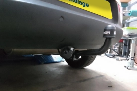 Kia Sportage} Avec La rotule d’attelage démontable avec outils