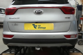 Kia Sportage} Avec La rotule d’attelage démontable avec outils