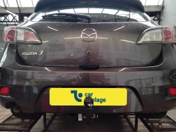 Mazda 3 Avec La rotule d’attelage démontable avec outils