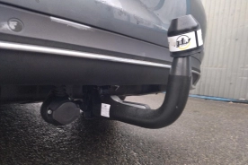 Mercedes Classe C Berline} Avec La rotule d’attelage démontable sans outil
