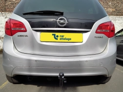 Opel Meriva Avec La rotule d’attelage démontable sans outil